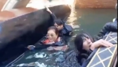 TURSTI ZAVRŠILI U KANALU Otputovali u Veneciju, napravili haos i sve snimili (VIDEO)