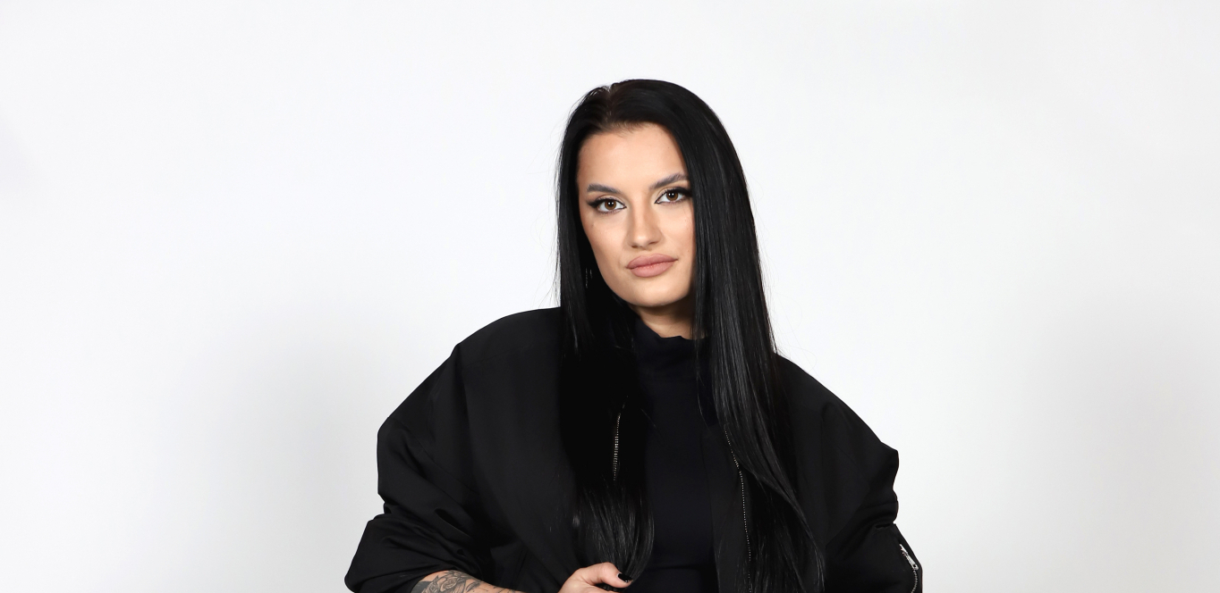 BARBARA BOBAK PREKINULA NASTUP! Poleteli predmeti ka bini, pevačica se hitno obratila publici!