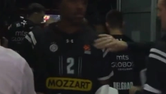 KAKVA SCENA U "ARENI" Šta to igrač Partizana drži u rukama? Mnogi su ostali u šoku...