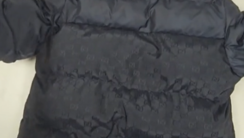 ODNELA JAKNU POKOJNE MAJKE NA HEMIJSKO ČIŠĆENJE Radnica primetila da iz postave ispadaju čudni papiri, zbog ovoga je dobila neviđeni bakšiš (VIDEO)
