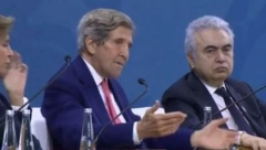 DŽON KERI PUSTIO GOLUBA PRED SVIMA Blam usred samita, novinarku ošamutio neprijatan miris pa se okrenula na drugu stranu (VIDEO)