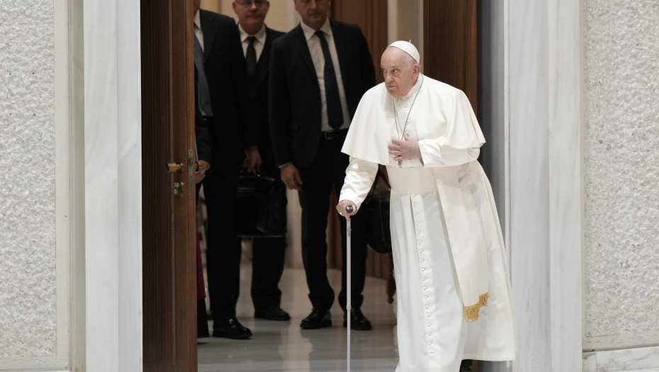 POMOĆNIK ČITAO GLAVNI TEKST Papa: Osećam se mnogo bolje, ali ne mogu da pričam dugo