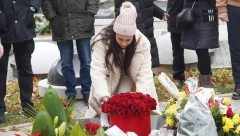 MARIJA SVE RASPLAKALA SNAŽNOM PORUKOM ZA DŽEJA Uz kutiju crvenih ruža, ćerka mu donela i poruku koja slama srca!