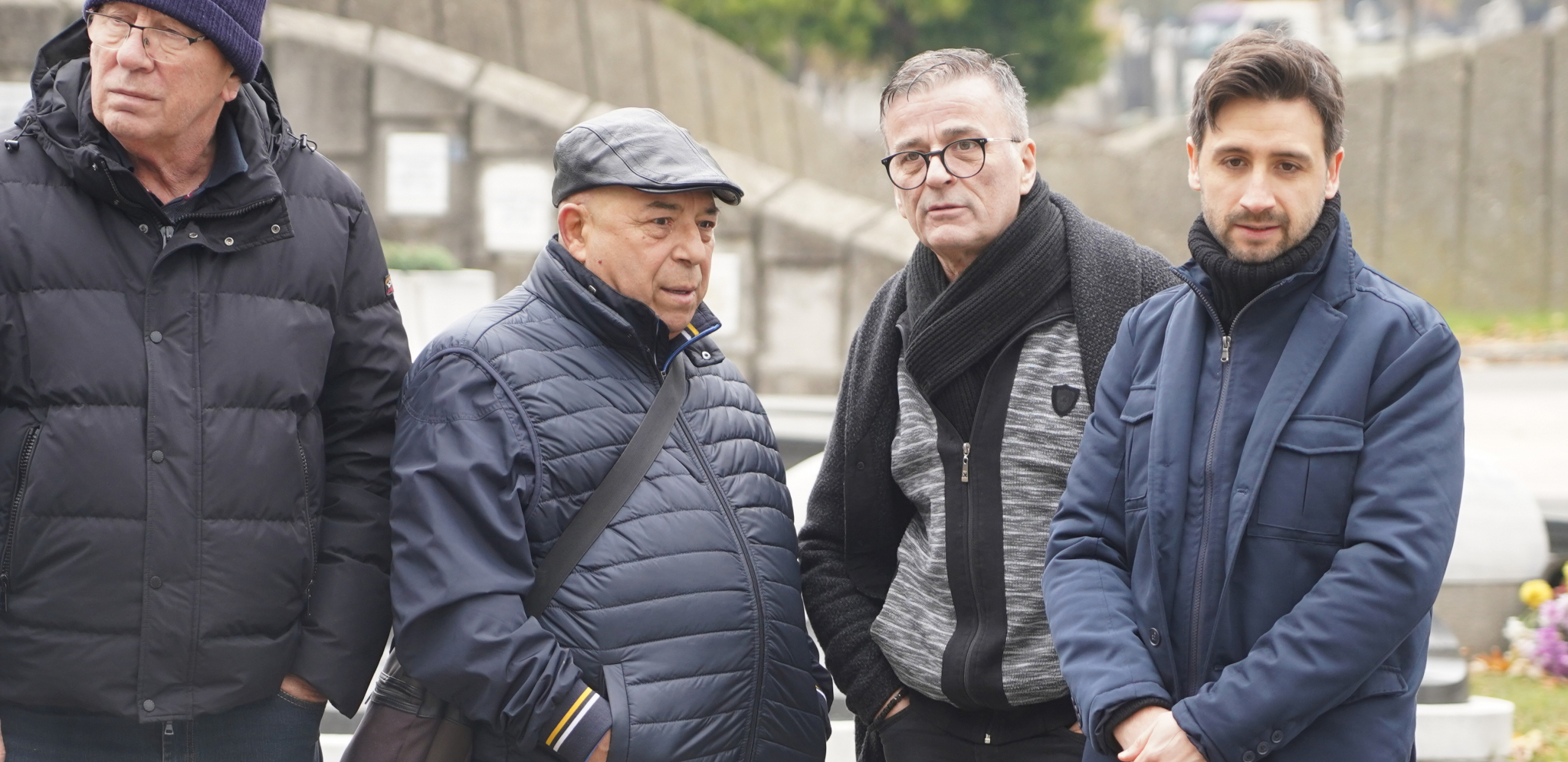 PRIJATELJI SE OKUPILI U DŽEJOVOJ KAFANI Prisetili se uspomena, pa sa knedlom u grlu ispričali nepoznate detalje o pevaču!