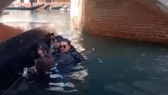 GONDOLA IH NIJE IZDRŽALA Zbog selfija završili u ledenoj vodi, nesvakidašnja scena (VIDEO)