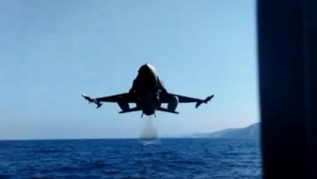 F-16 IZNAD SREDOZEMNOG MORA Proleteo pored broda (VIDEO)