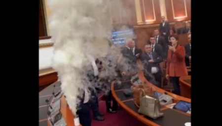 U SKUPŠTINI KAO NA UTAKMICI Opet neredi u albanskom parlamentu, poslanici palili baklje