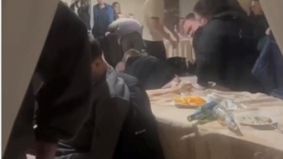 OPŠTA MAKLJAŽA NA VESELJU Sevaju pesnice, tuku se i žene, a reakcija jednog gosta je neprocenljiva