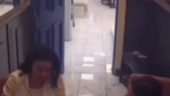 UČESNICU HITNO IZVODE IZ ELITE Lice joj se iskrivilo, ona zajecala "Opada mi kosa, otečena sam"