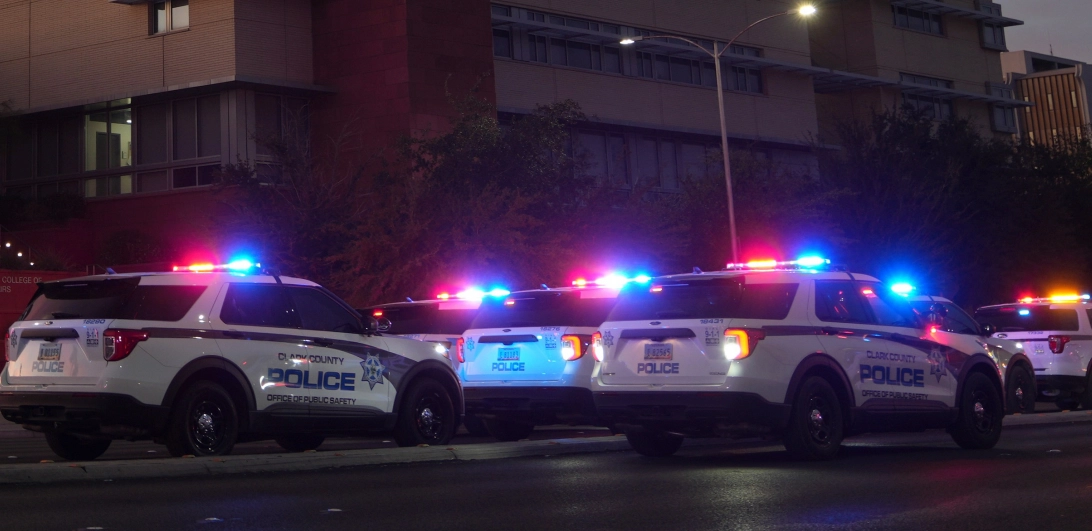 ROBIJAŠ POBEGAO SA LISICAMA NA RUKAMA Savladao policajce, ukrao kombi, pronašao pištolj (FOTO)