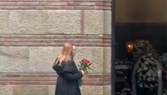 TANJA BOŠKOVIĆ ZANEMELA OD TUGE Glumica bez reči stigla na Novo groblje da isprati Jelenu na večni počinak