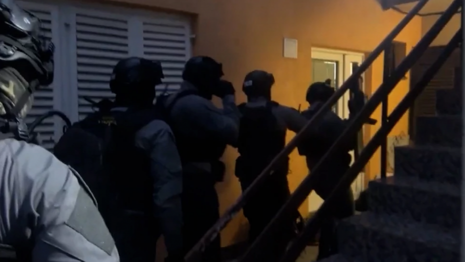 OVAKO JE UHAPŠEN NASILNIK IZ KNEZ MIHAJLOVE Mladiću zario nož u grudi, imao i pomagača (VIDEO)