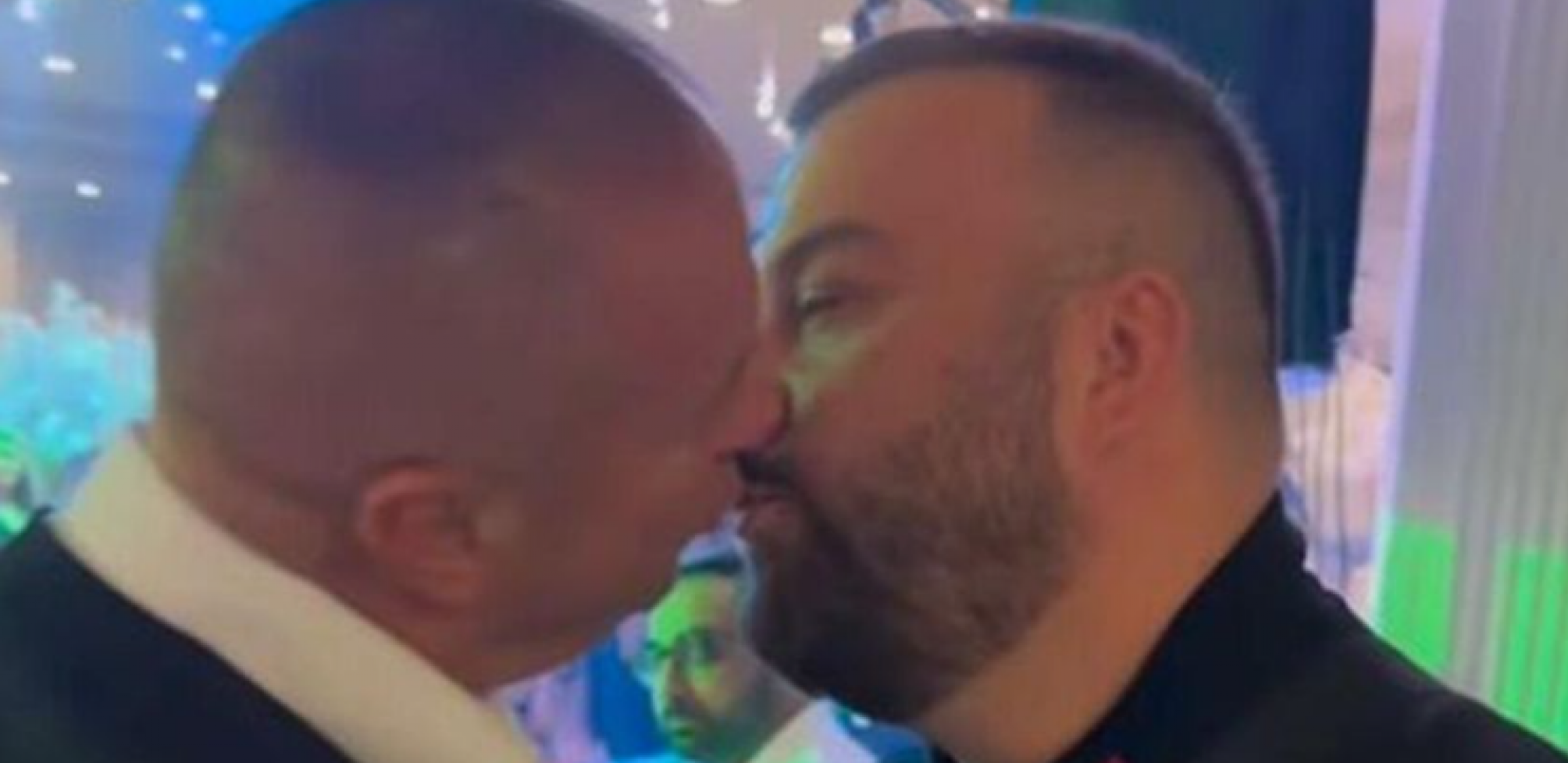 ĐANI LJUBI POZNATOG HARMONIKAŠA U USTA Isplivao privatan snimak sa proslave, folker se ne smiruje