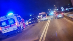 TEŠKA NESREĆA KOD SIRIGA Sudar automobila i kamiona, smrskano vozilo prevrnuto na krov