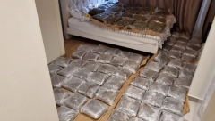 POLICIJA UPALA U BEOGRADSKU NARKO-JAZBINU Gledajte samo šta su sve našli, ne može da se prođe od paketa
