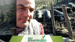 GAZDINSTVO NIKOLIĆ SE BAVI RATARSTVOM, VOĆARSTVOM, POVRTARSTVOM I STOČARSTVOM Dragan uzgaja zob, kupus i luk i gaji svinje