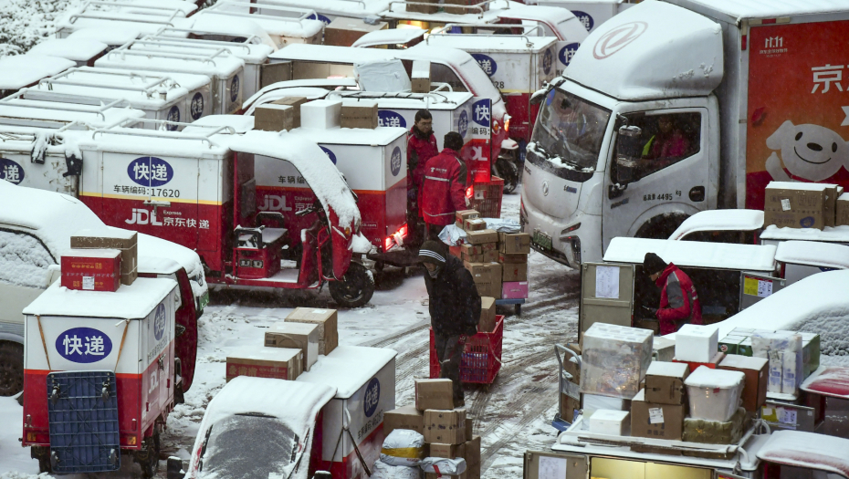 KOLAPS U KINI Sneg pada bez prestanka, škole zatvorene, saobraćaj otežan, otkazani letovi (FOTO)
