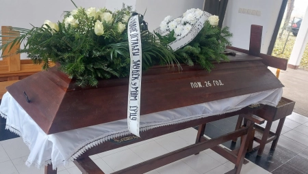 TUGA BOŽIJA! Potresne scene na sahrani mladića kojeg je spalila majka u Srpskoj Crnji (FOTO)