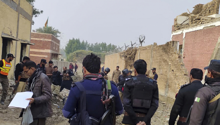 UBIJENO NAJMANJE 13 POLICAJACA Napad militanata u Pakistanu, broj poginulih će rasti (FOTO)