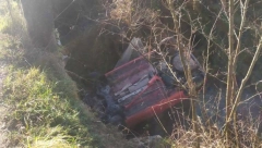PRVE FOTOGRAFIJE NESREĆE KOD POŽEGE Auto sleteo sa puta u dubok kanal, povređena žena (FOTO)