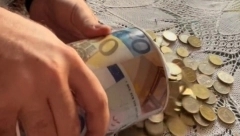 GODINU DANA STAVLJAO SITNI NOVAC U METALNU KASICU Marko doživeo šok kad je izbrojao ušteđevinu