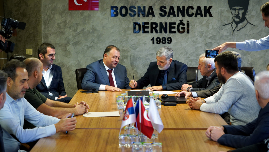 TELEKOM SRBIJA OTVORIO ĆERKU FIRMU U TURSKOJ Prvi korisnici kompanije MTEL Turska u Istanbulu