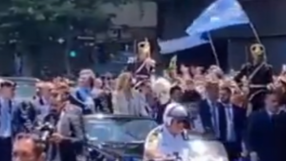 PREDSEDNIKA ARGENTINE GAĐALI FLAŠOM Jeziva scena nakon polaganja zakletve, napadač poznati političar (VIDEO)