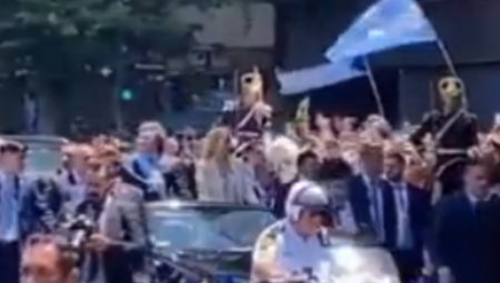 PREDSEDNIKA ARGENTINE GAĐALI FLAŠOM Jeziva scena nakon polaganja zakletve, napadač poznati političar (VIDEO)