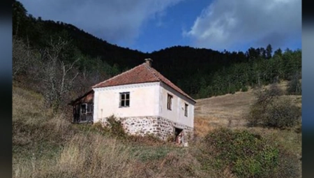 OVO JE KUĆA SA HEKTAROM ZEMLJE NA ZLATIBORU KOJA JE PRIVUKLA PAŽNJU: Kažu daje je za “male pare” (FOTO)