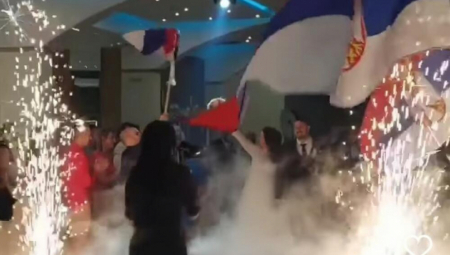 OVAKAV ULAZAK MLADENACA U RESTORAN ODAVNO NISTE VIDELI! Odzvanja "Veseli se SRPSKI rode", trobojke...NAKLON DO PODA MLADENCI! (VIDEO)