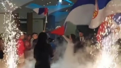 OVAKAV ULAZAK MLADENACA U RESTORAN ODAVNO NISTE VIDELI! Odzvanja "Veseli se SRPSKI rode", trobojke...NAKLON DO PODA MLADENCI! (VIDEO)