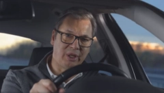 VUČIĆ SNIMLJEN U KOLIMA, IZBEGAVA PREPREKE NA PUTU Ima moćnu poruku, ovo je deo svakodnevnice (VIDEO)