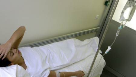 ŽENA PRIMLJENA U BOLNICU JER JE SIPALA KAPI ZA KURJE OKO U.... Ceo Balkan plače od smeha ovom lekarskom izveštaju