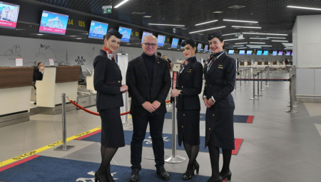 Er Srbija prevezla četiri milionitog putnika, Vesić uručio nagradu