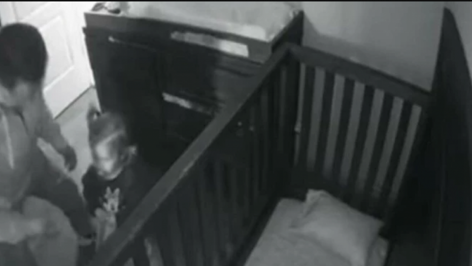 SNIMAK KOJI ĆE VAS NASMEJATI DO SUZA Deka krenuo da uspavljuje unuku, pa doživeo neviđeni blam (VIDEO)