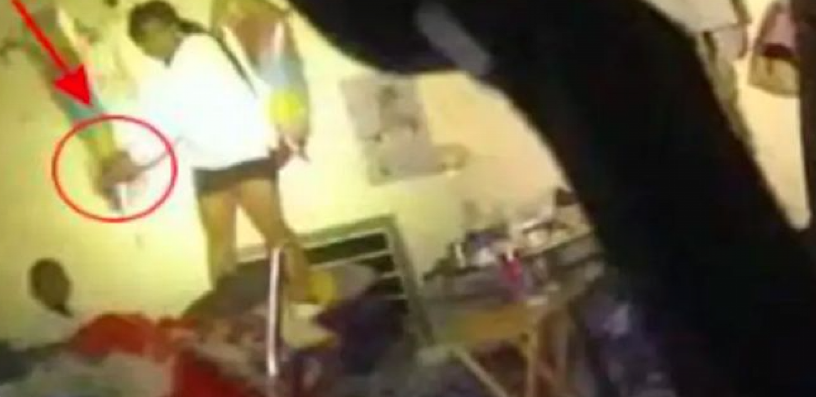 ŽENA NASLONILA PIŠTOLJ NA GLAVU DEČAKA (3) Policija zapucala, nastalo krvoproliće, kamere sve snimile