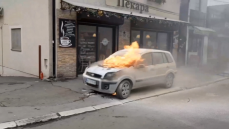 GORI AUTOMOBIL U ŽELEZNIKU Plamen guta parkirano vozilo (VIDEO)