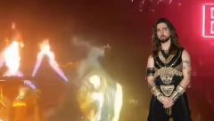 PEVAČ SE ZAPALIO NA BINI Plamen mu zahvatio kosu, pa počeo da se dimi, jedva izvukao živu glavu