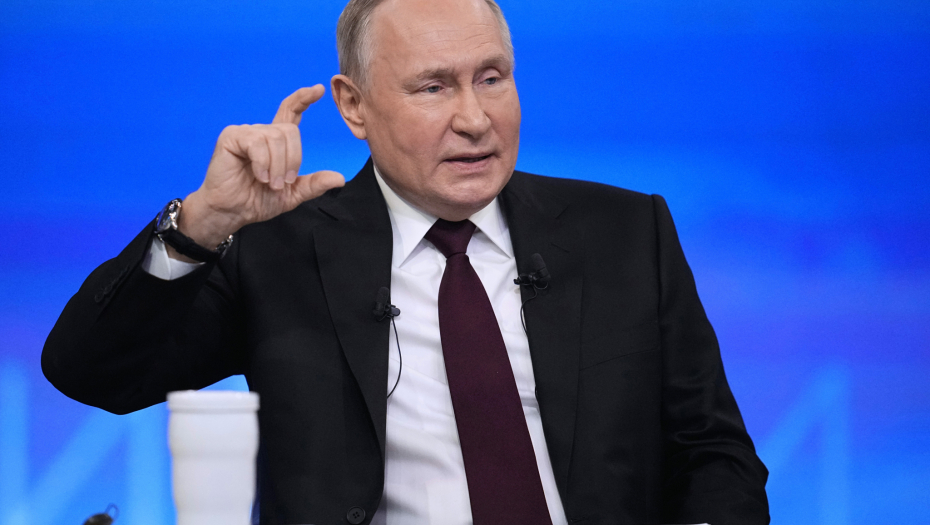 PUTINU USRED OBRAĆANJA UŽIVO POČELA DA STIŽU NEPRIJATNA PITANJA! Njegova reakcija (ne)očekivana!  Britanski tabloid tvrdi: Došlo je do "SPEKTAKULARNE GREŠKE"