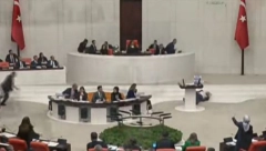 POLITIČAR DOŽIVEO SRČANI UDAR I UBRZO PREMINUO Kritikovao vladu zbog rata u Izraelu pa se srušio (VIDEO)