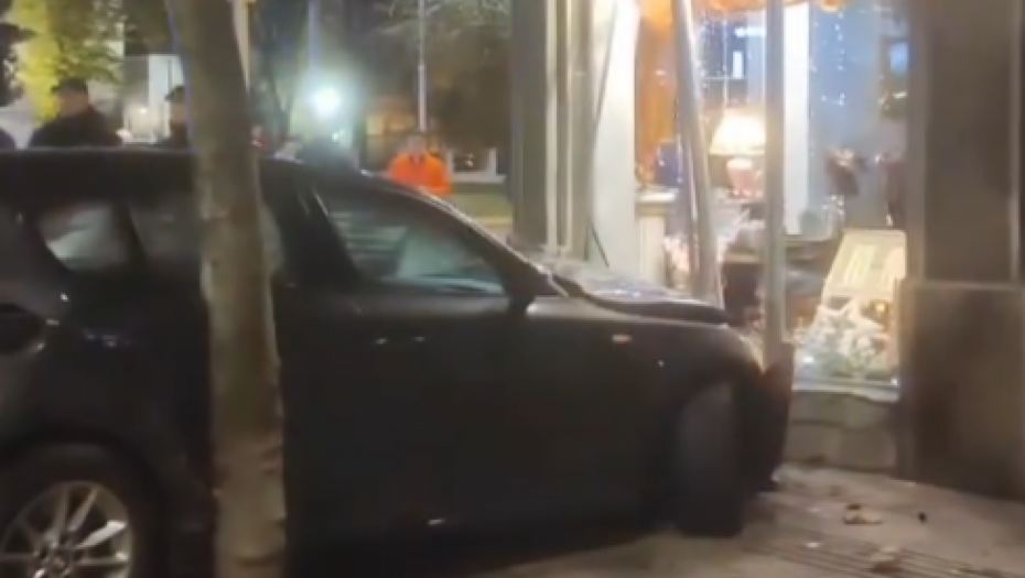 INCIDENT U CENTU BEOGRADA Automobil se zakucao u izlog lokala (FOTO/VIDEO)