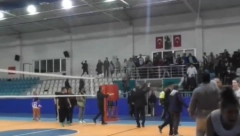 NOVI TRENUTAK LUDILA Huligani staklenim flašama gađali odbojkašice (VIDEO)