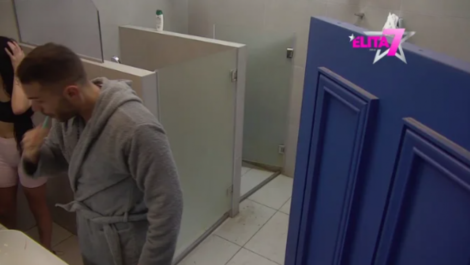 ANITA UHVAĆENA SA ANĐELOM U KUPATILU! Stanojlovićeva pokazala i gole grudi, Matora će doživeti nervni slom!