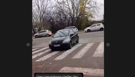 ZBOG OVOG BAHATOG VOZAČA BEOGRAĐANIMA IDE PARA NA UŠI Napravio je pometnju na pešačkom koja traje ceo dan