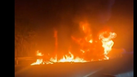 (UZNEMIRUJUĆI VIDEO) Pao avion sa posadom, srušio se na auto-put, pa počeo da gori