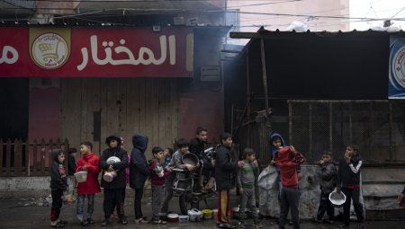 BORBA ZA BRAŠNO Objavljen snimak gladnih i očajnih Palestinaca u Gazi (VIDEO)
