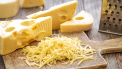 OVO SIGURNO NISTE ZNALI Evo zašto sirevi imaju RUPE na sebi i kako one nastaju