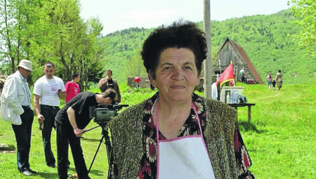 PENZIONERKA TRAŽI CIMERKU I NUDI BESPLATAN SMEŠTAJ Baka Zorka neće da živi sa sinovima, pa društvo potražila putem neobičnog oglasa
