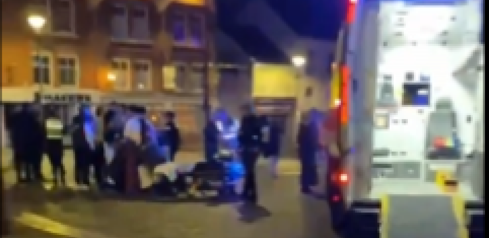 MUŠKARAC UMRO NA LICU MESTA Kamion udario u grupu ljudi u Britaniji (VIDEO)