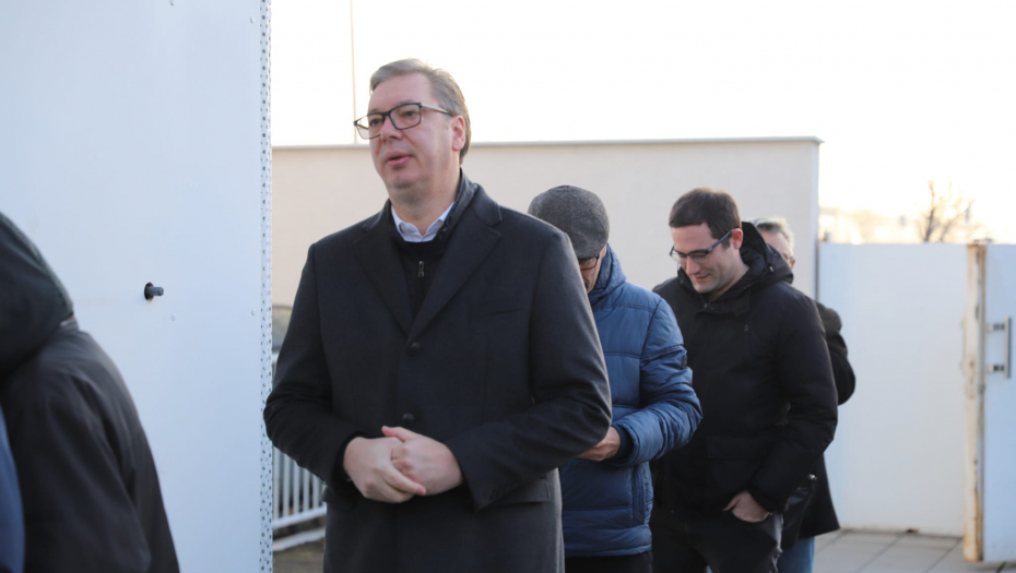 PREDSEDNIK VUČIĆ STIGAO NA GLASANJE Stao je u red sa građanima i čeka da obavi građansku dužnost